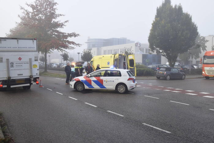 Scooterrijdster gaat onderuit op fietspad