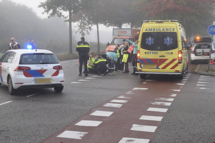 Scooterrijdster gaat onderuit op fietspad