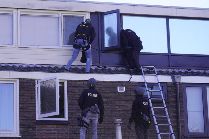 Ambulancemedewerker overgoten met heet water in woning
