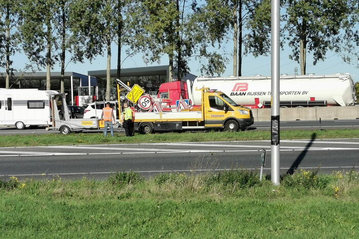 Auto botst achterop aanhanger van bordenwagen