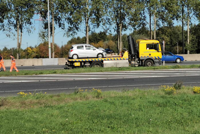 Auto botst achterop aanhanger van bordenwagen