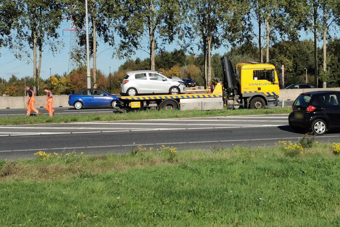 Auto botst achterop aanhanger van bordenwagen