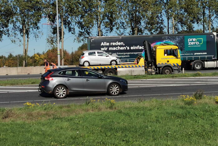 Auto botst achterop aanhanger van bordenwagen