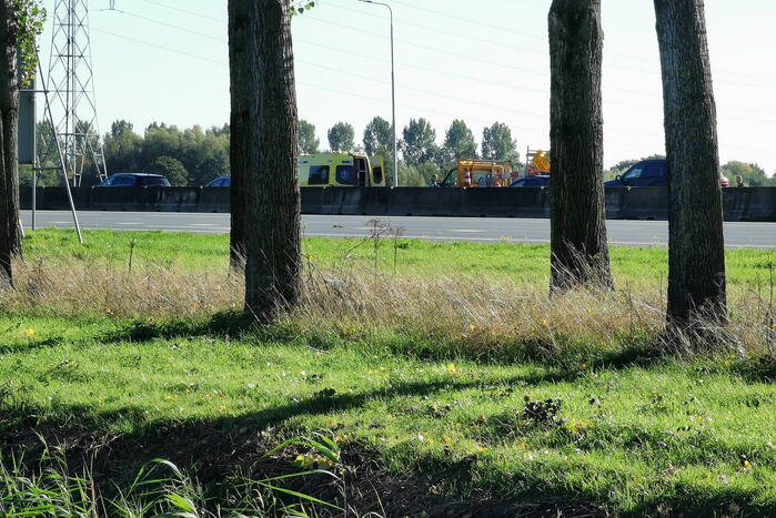 Auto botst achterop aanhanger van bordenwagen