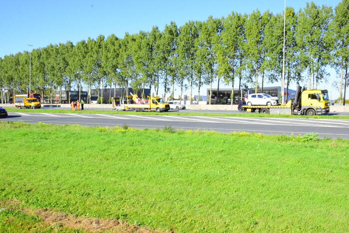 Auto botst achterop aanhanger van bordenwagen