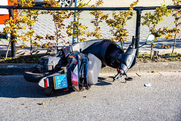 Scooterrijdster raakt gewond bij botsing met auto