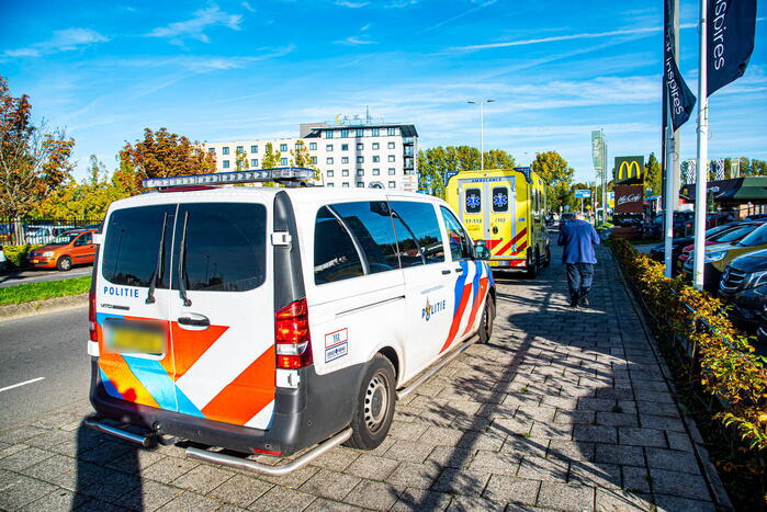 Scooterrijdster raakt gewond bij botsing met auto