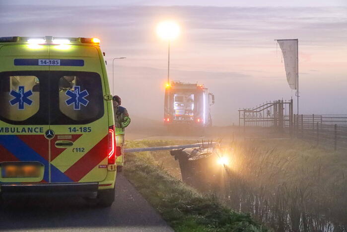 Bestelbus belandt op zijn kant in sloot