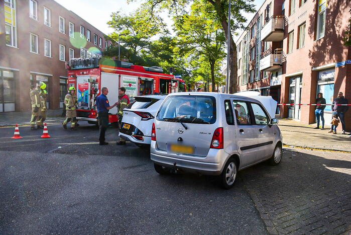 Twee auto's botsen op kruising