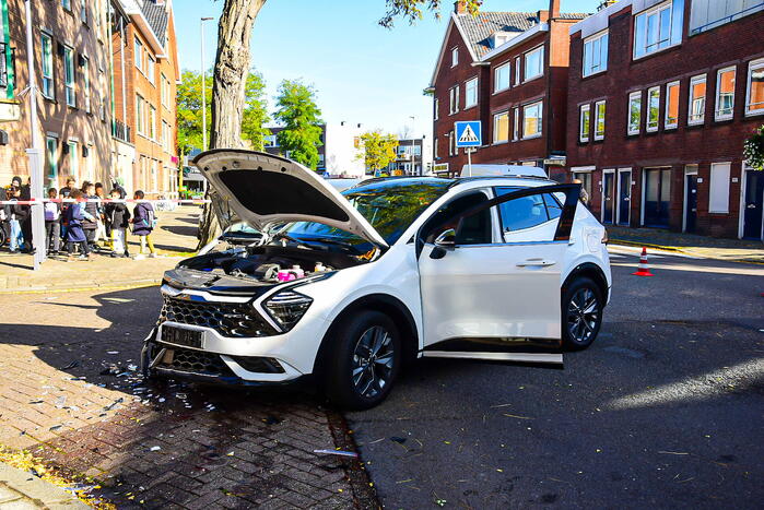 Twee auto's botsen op kruising