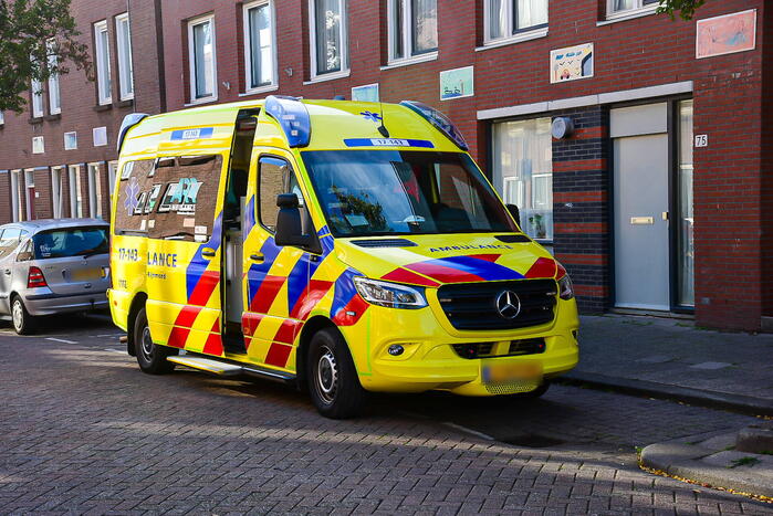 Twee auto's botsen op kruising