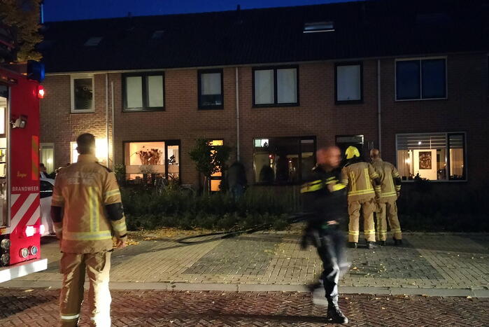 Brandweer breekt deur open na melding van woningbrand