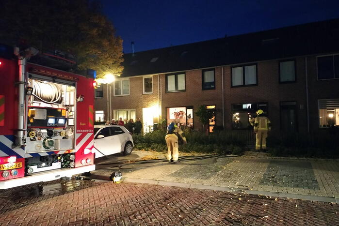 Brandweer breekt deur open na melding van woningbrand