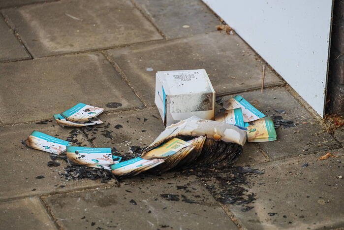 Doos met visitekaartjes vliegt in brand