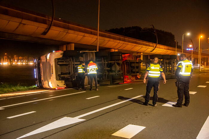 Vrachtwagen belandt op zijn kant