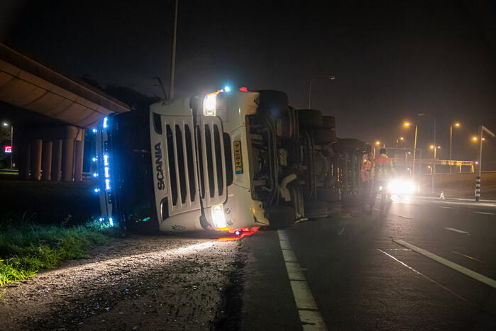 Vrachtwagen belandt op zijn kant