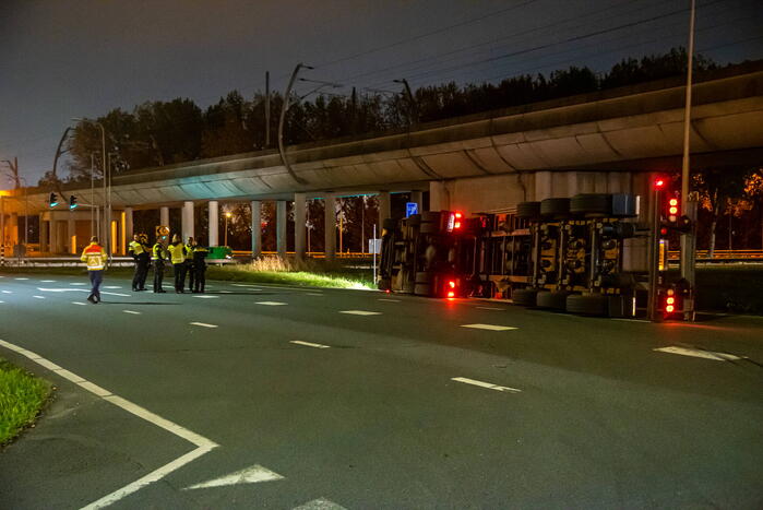 Vrachtwagen belandt op zijn kant