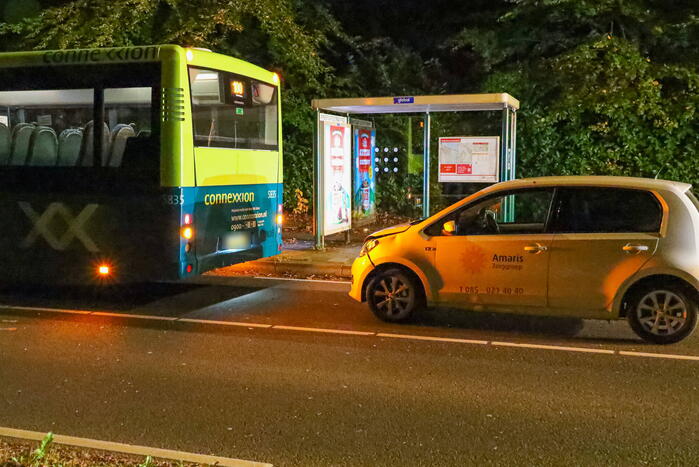Auto knalt achterop lijnbus