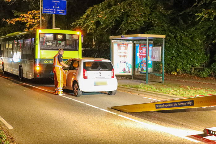 Auto knalt achterop lijnbus