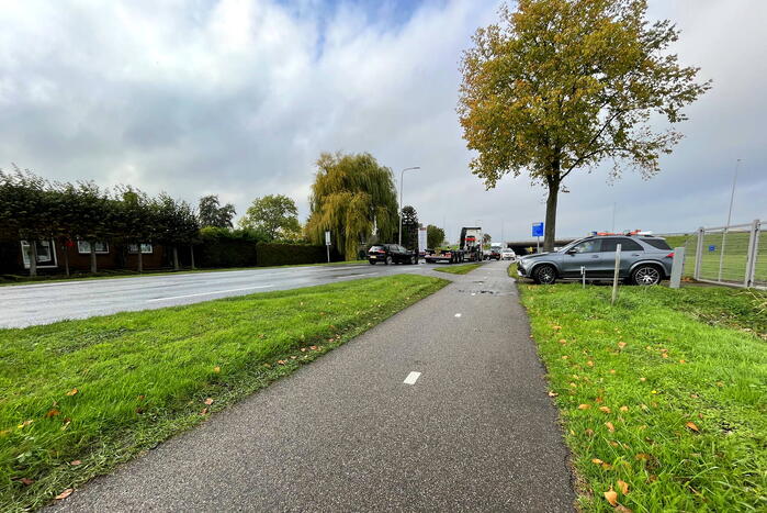 Flinke schade nadat auto op trailer botst