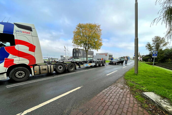 Flinke schade nadat auto op trailer botst