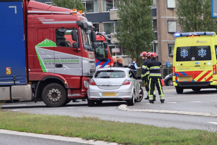 Auto botst op vrachtwagen op rotonde