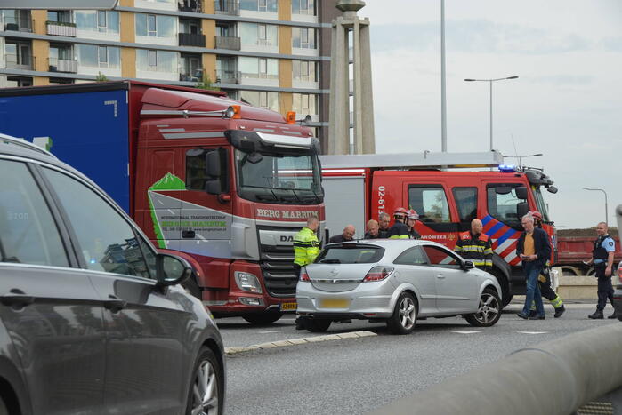 Auto botst op vrachtwagen op rotonde