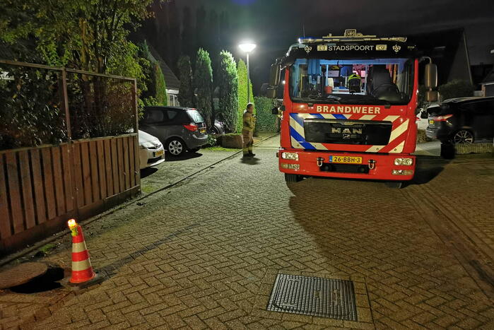 Brandweer spoelt riool door vanwege vreemde lucht