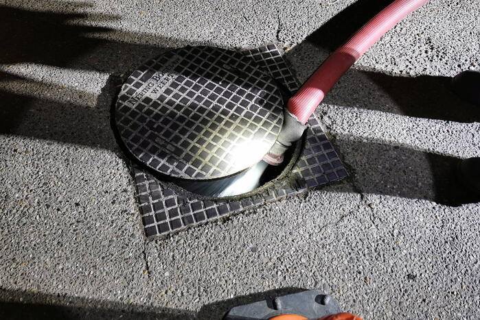 Brandweer spoelt riool door vanwege vreemde lucht