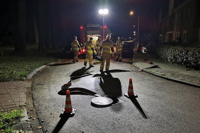 Brandweer spoelt riool door vanwege vreemde lucht