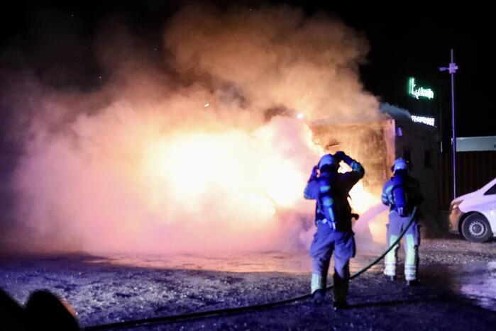 Geparkeerde auto gaat in vlammen op
