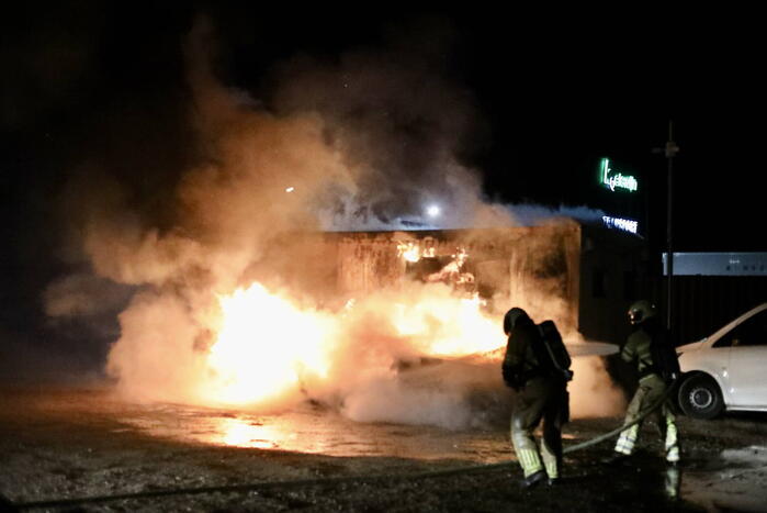 Geparkeerde auto gaat in vlammen op