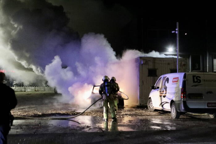 Geparkeerde auto gaat in vlammen op