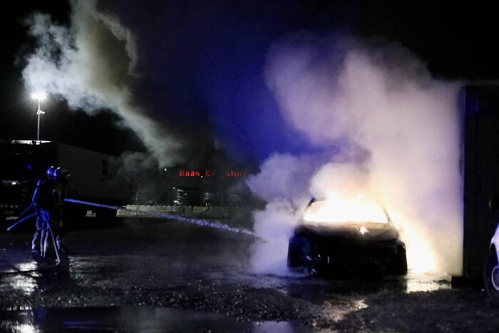 Geparkeerde auto gaat in vlammen op