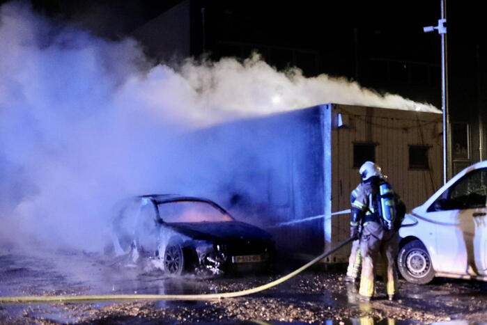 Geparkeerde auto gaat in vlammen op