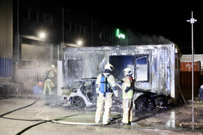 Geparkeerde auto gaat in vlammen op