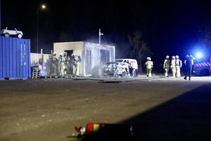 Geparkeerde auto gaat in vlammen op