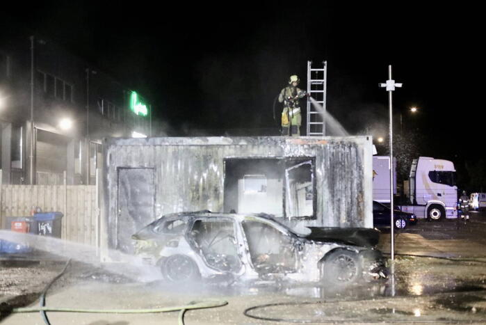Geparkeerde auto gaat in vlammen op