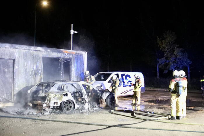 Geparkeerde auto gaat in vlammen op