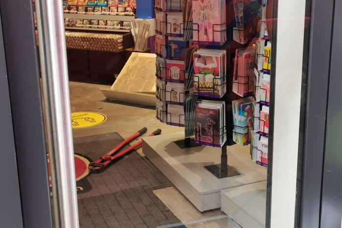 Plafond valt naar beneden in winkel