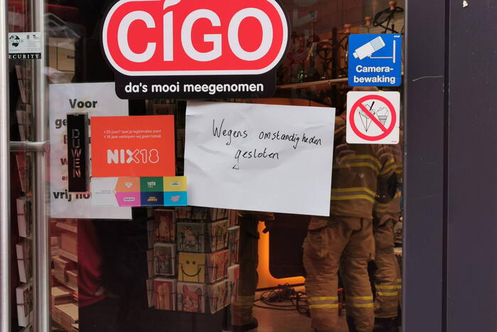 Plafond valt naar beneden in winkel