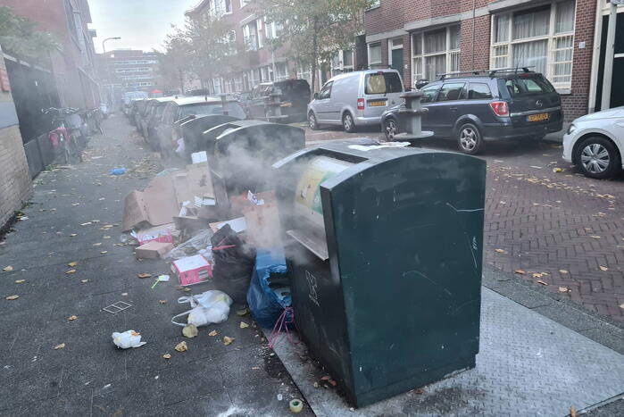 Brandweer blust brand in ondergrondse container