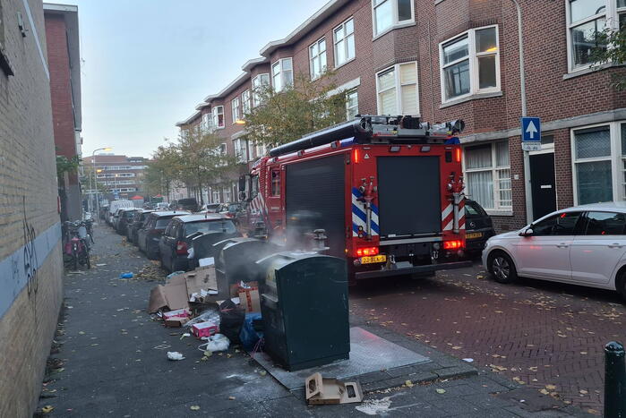 Brandweer blust brand in ondergrondse container