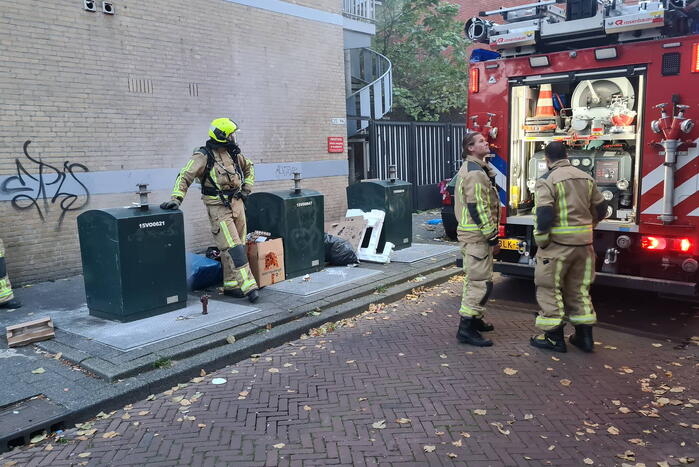 Brandweer blust brand in ondergrondse container