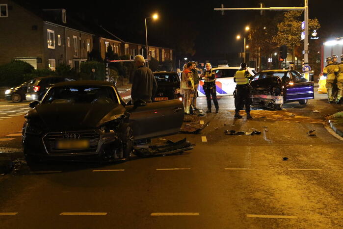 Gewonde en flinke schade na botsing op kruising