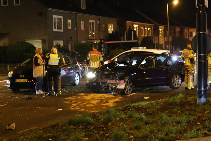Gewonde en flinke schade na botsing op kruising