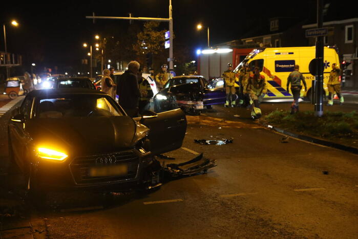 Gewonde en flinke schade na botsing op kruising