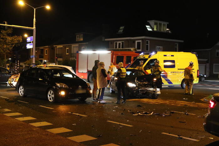 Gewonde en flinke schade na botsing op kruising