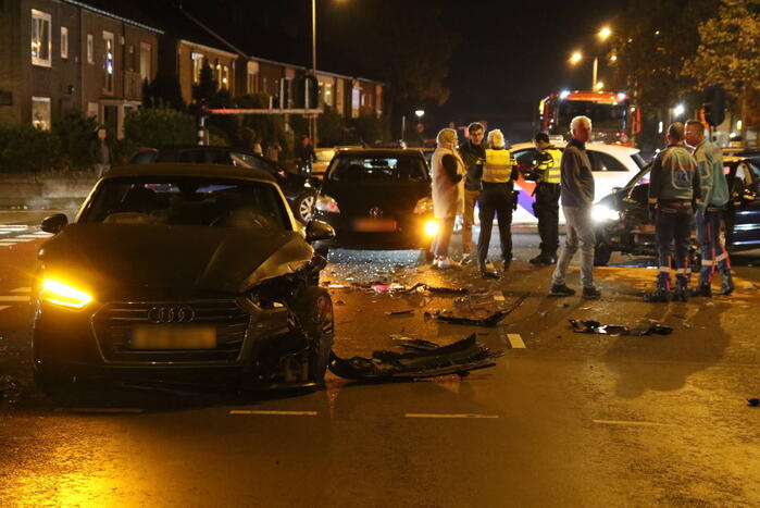 Gewonde en flinke schade na botsing op kruising