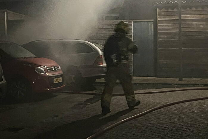 Brand in geparkeerde auto